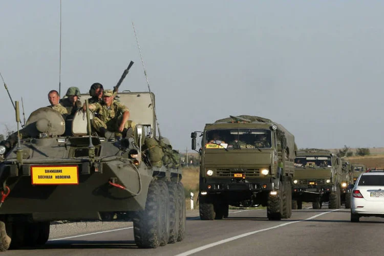 
	Ve&iacute;culos russos: caminh&otilde;es permanecem em territ&oacute;rio da R&uacute;ssia
 (Maxim Shemetov/Reuters)
