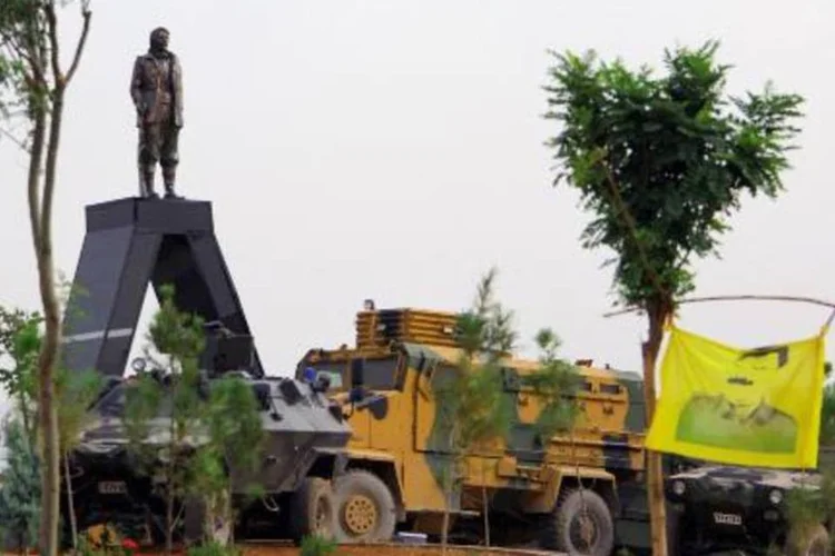 Veículos militares turcos na cidade de Diyarbakir: ataques ocorreram após protestos (Ilyas Akengin/AFP)