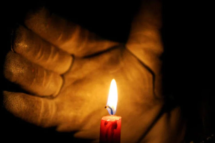 
	Luz de vela: as desconex&otilde;es criaram um movimento de eletricistas clandestinos que restabelecem a energia ilegalmente para eles mesmos e para outros
 (Getty Images)