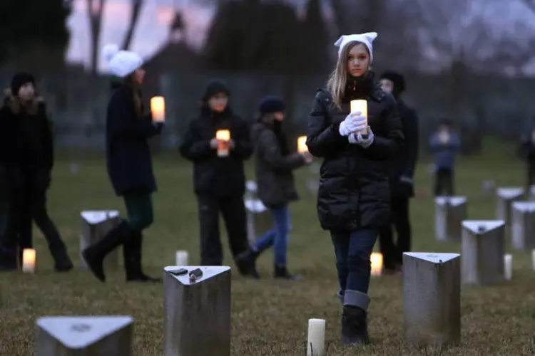 Crianças com velas: participantes finalizaram ato acendendo velas perante monumento (David W Cerny/Reuters)