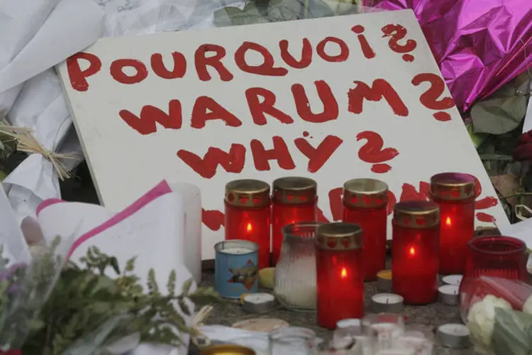 
	Velas em Paris: um segundo homem-bomba do ataque na casa de espet&aacute;culos Bataclan foi identificado
 (Christian Hartmann/REUTERS)