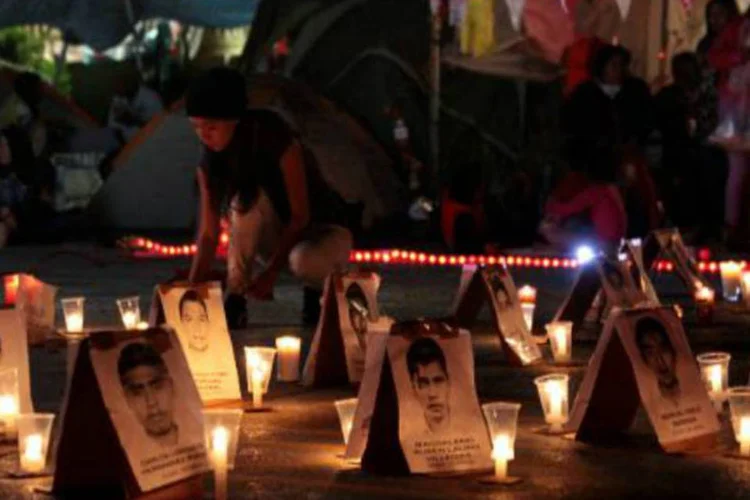 Menina acende velas durante vigília pelos 43 estudantes desaparecidos em Chilpancingo, estado de Guerrero (Pablo Spencer/AFP)