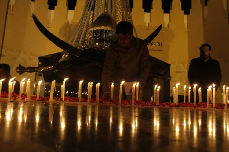 
	Velas por v&iacute;timas em escola: Paquist&atilde;o mergulhou em uma profunda como&ccedil;&atilde;o
 (Naseer Ahmed/Reuters)