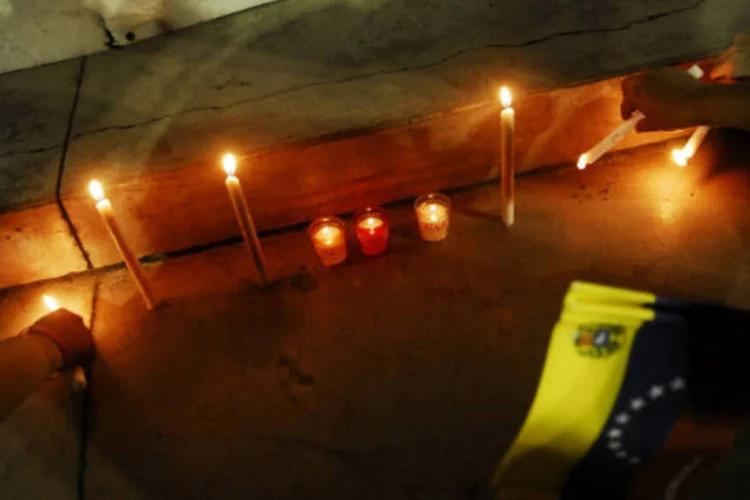 Apoiadores de Hugo Chávez acendem velas após anúncio da morte do presidente venezuelano (REUTERS/Ulises Rodriguez)