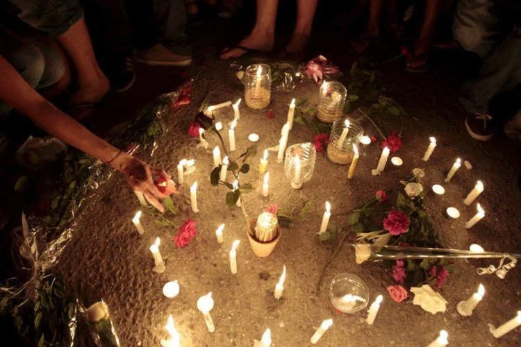 
	Turistas acendem velas em hotel em Tun&iacute;sia em mem&oacute;ria das v&iacute;timas assassinadas em ataque terrorista
 (REUTERS/Zoubeir Souissi)