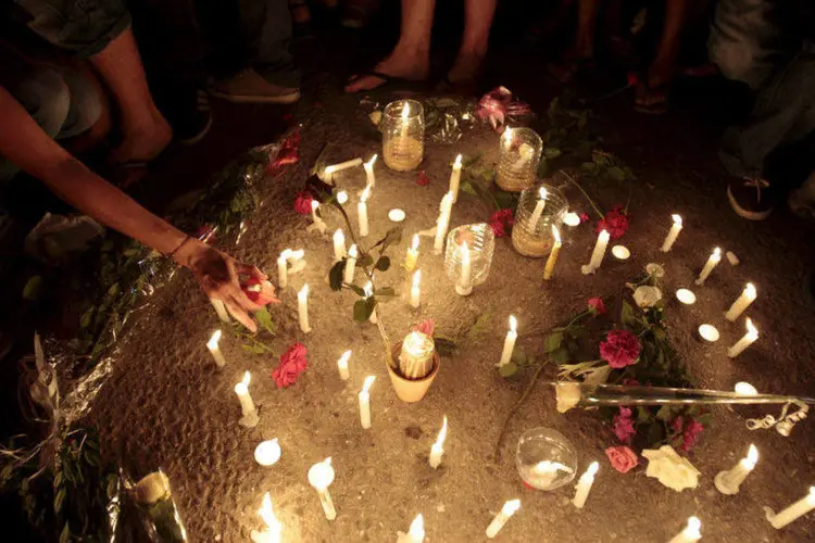 
	Turistas acendem velas em hotel em Tun&iacute;sia em mem&oacute;ria das v&iacute;timas assassinadas
 (REUTERS/Zoubeir Souissi)