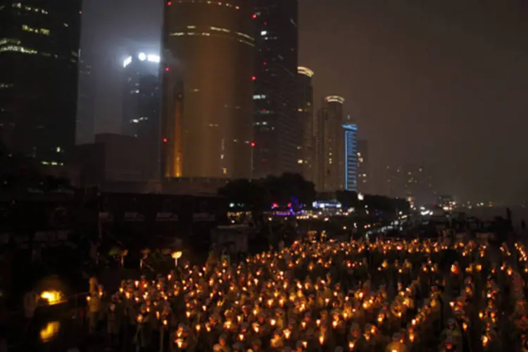Pessoas seguram velas durante evento para tentar estabelecer o recorde mundial de "Soprar o maior número de velas simultaneamente," durante a Hora do Planeta em Xangai ( REUTERS/Carlos Barria)
