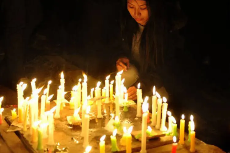 Tibetanos exilados acendem velas durante uma marcha em Nova Délhi: mais de 90 tibetanos se imolaram ou tentaram fazê-lo desde 2009 (©afp.com / Sajjad Hussain)
