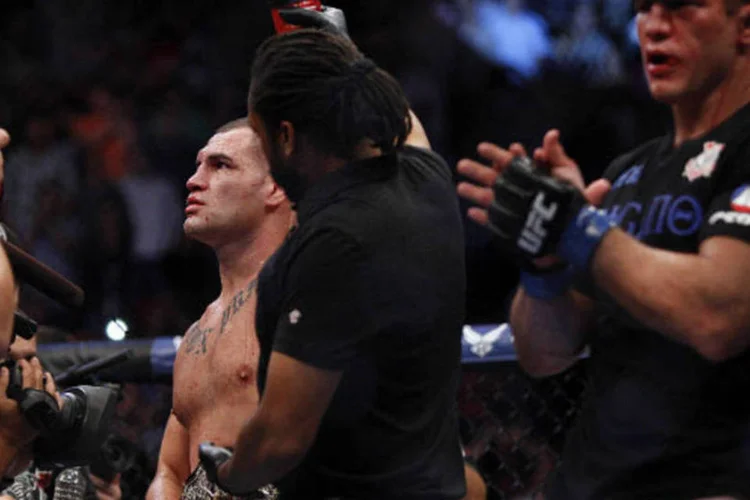 Cain Velasquez (luva vermelha) usa cinturão dos pesos pesados do UFC (Andrew Richardson-USA TODAY Sports/ Reuters)