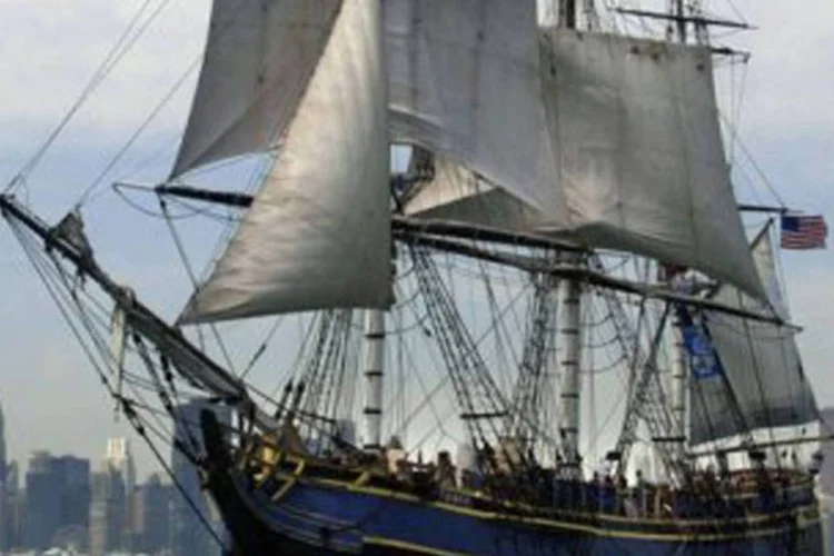 
	O veleiro &quot;HMS Bounty&quot;: a tripula&ccedil;&atilde;o abandonou a embarca&ccedil;&atilde;o &agrave; deriva nesta segunda-feira no trajeto do furac&atilde;o Sandy (Jeff Haynes/AFP)