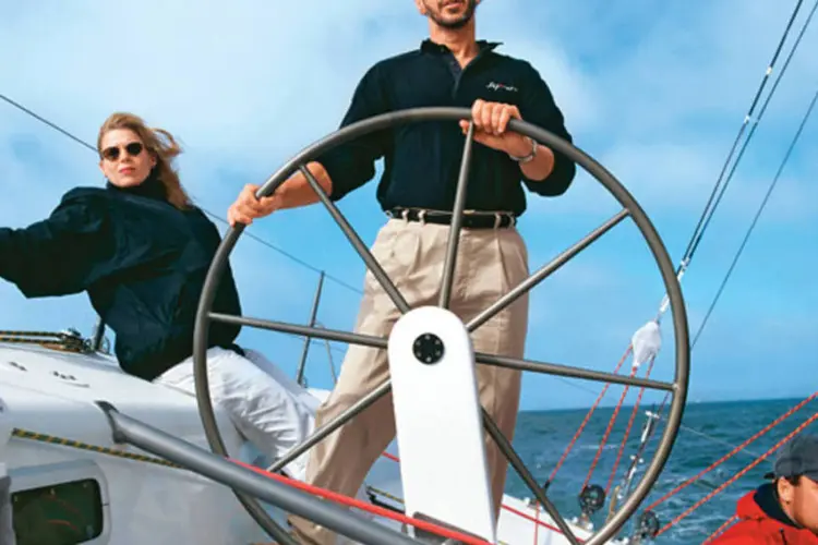 Larry Ellison navega com sua mulher (Louie Psihoyos/Latinstock)