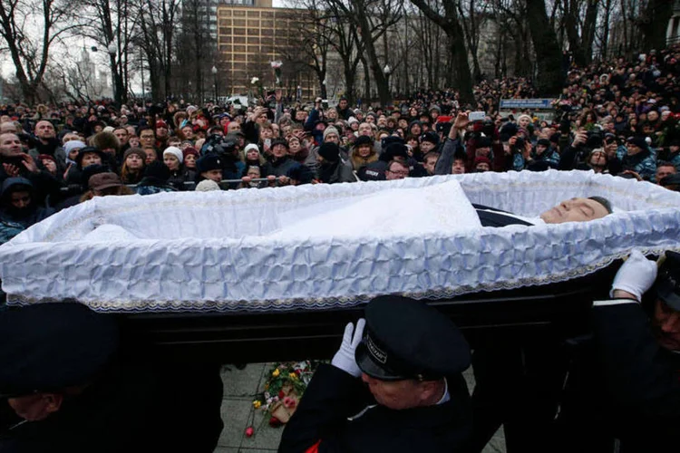 
	Vel&oacute;rio de Boris Nemtsov: na maioria, as pessoas que compareceram ao vel&oacute;rio s&atilde;o liberais obstinados que se sentem preocupados com o assassinato
 (REUTERS/Maxim Zmeyev)