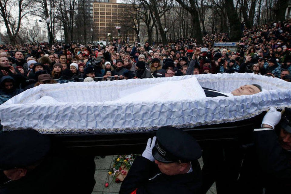 Milhares vão a velório de oposicionista morto em Moscou