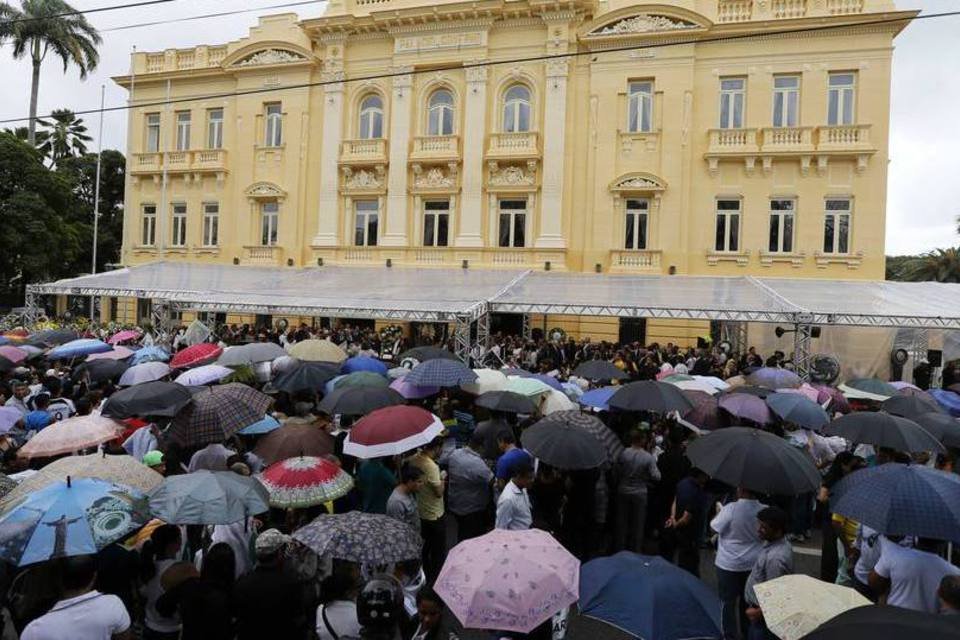 Milhares de pessoas prestam homenagem a Eduardo Campos