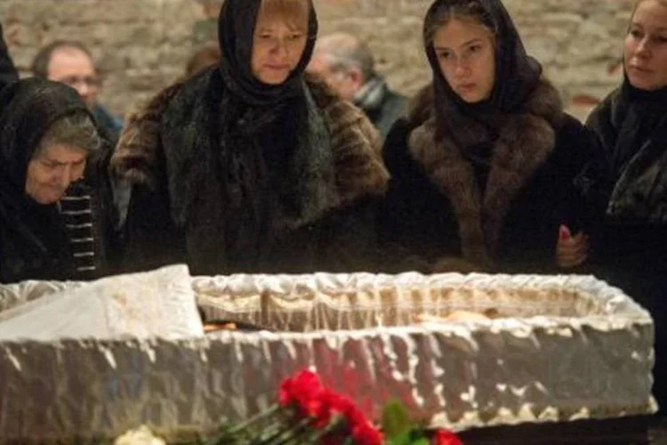 
	Vel&oacute;rio de Boris Nemtsov: vice-primeiro ministro russo, Arkadi Dvork&oacute;vich, foi um dos primeiros a deslocar-se, &agrave;s primeiras horas do dia, ao local para prestar condol&ecirc;ncias &agrave; fam&iacute;lia do dirigente oposicionista
 (Alexander Utkin/AFP)