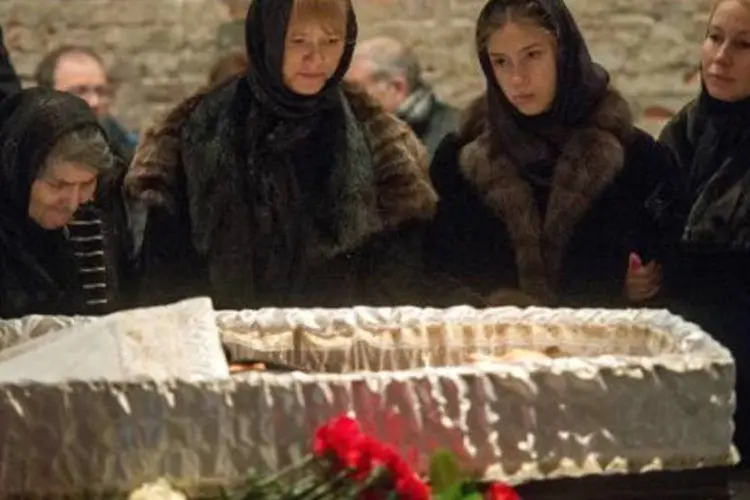 Dina Eidman (E), 87 anos, mãe de Boris Nemtsov, e a viúva Ekaterina Odintsova (D) durante o funeral em Moscou (Alexander Utkin/AFP)
