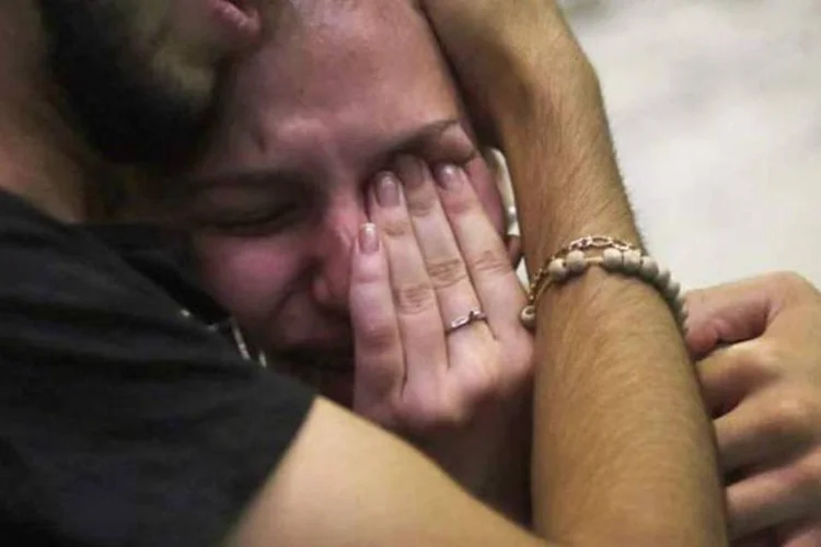 
	Jovens choram em vel&oacute;rio coletivo das v&iacute;timas de inc&ecirc;ndio da boate Kiss: a trag&eacute;dia matou 231 pessoas, a maioria estudantes da Universidade Federal de Santa Maria
 (REUTERS)