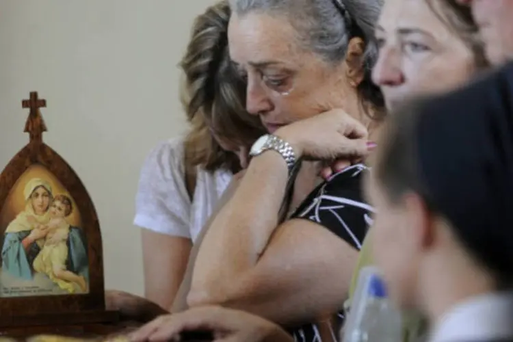 Parentes e amigos se despedem das vítimas do incêndio da boate Kiss em velório coletivo, no Centro Desportivo Municipal de Santa Maria (Wilson Dias/ABr)