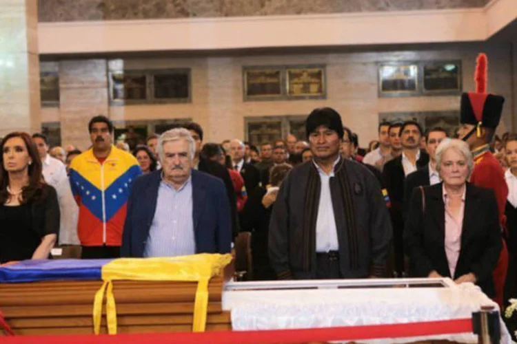 
	Presidentes da Argentina, Cristina Kirchner, do Uruguai, Pepe Mujica, e da Bol&iacute;via, Evo Morales, diante do caix&atilde;o de Hugo Ch&aacute;vez:&nbsp;ap&oacute;s o funeral, &agrave;s 19h00 (20h30 de Bras&iacute;lia), Maduro assumir&aacute; a presid&ecirc;ncia interina.
 (AFP)