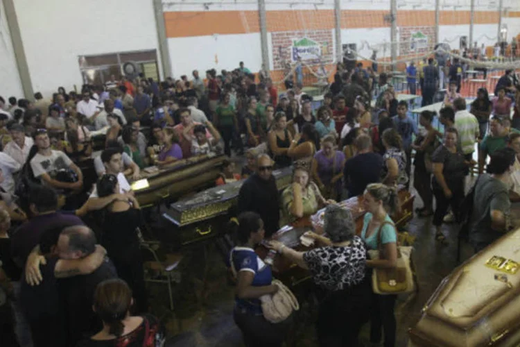 
	Vel&oacute;rio coletivo em Santa Maria: &ldquo;Os queimados que precisaram de um tratamento diferenciado foram levados para Porto Alegre&quot;, disse o prefeito.
 (REUTERS/Ricardo Moraes)