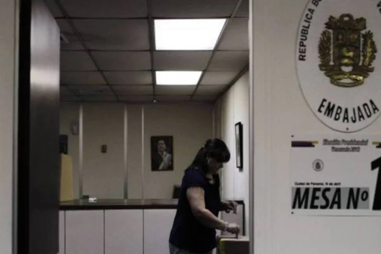 
	Mulher vota na Venezuela: &quot;Felicitamos o povo da Venezuela por sua participa&ccedil;&atilde;o&quot;, disse tamb&eacute;m o porta-voz da Casa Branca, Jay Carney.
 (Reuters)