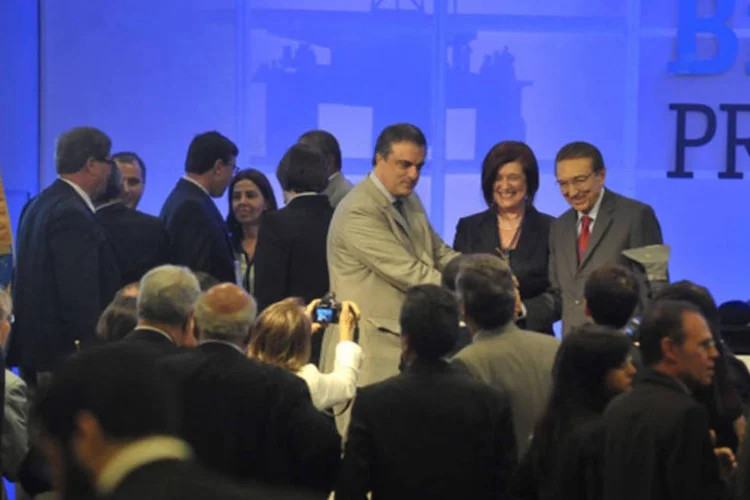 José Eduardo Cardozo, Magda Chambriand e Edson Lobão sobem ao palco ao lado de representantes das empresas que integram o consórcio vencedor do campo de Libra (Fernando Frazão/ABr)