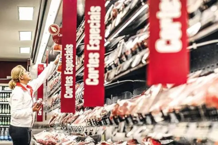 
	Mulher escolhe carne no supermercado: eleva&ccedil;&atilde;o de 0,11 ponto percentual (p.p.) foi provocada, principalmente, pelo avan&ccedil;o no grupo alimenta&ccedil;&atilde;o
 (Germano Lüders/EXAME.com)