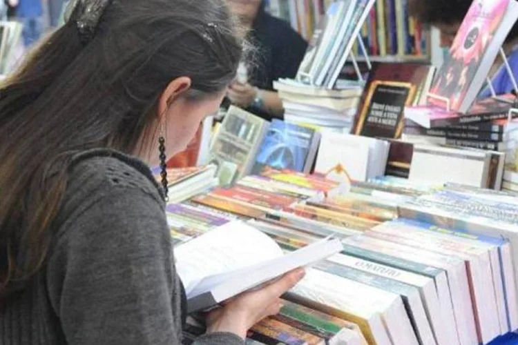 
	Mais papel, por favor: 92% dos universit&aacute;rios onde a pesquisa foi realizada preferem os livros impressos aos digitais para leituras s&eacute;rias
 (Arquivo/Agência Brasil)