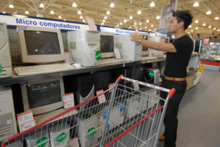 No primeiro semestre foram vendidos 6,4 milhões de computadores no país (Arquivo/LUIS USHIROBIRA)
