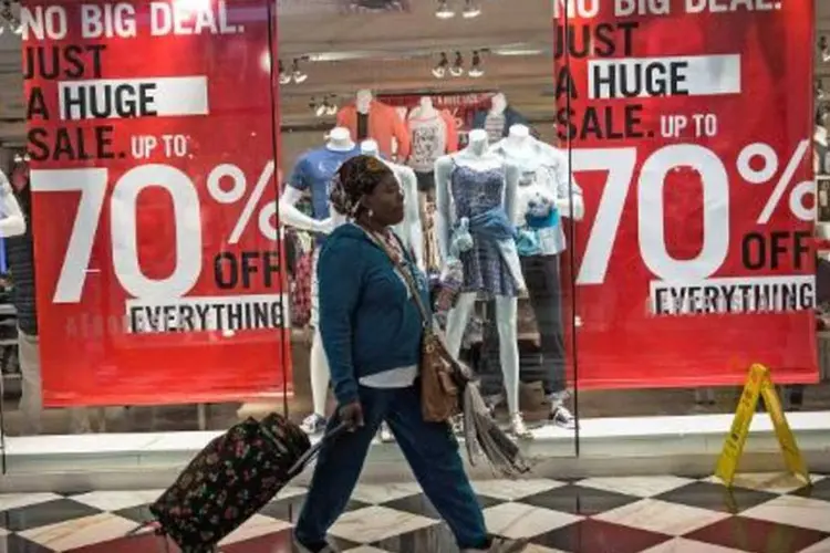 
	Vitrine de uma loja em Nova York: a farra tur&iacute;stica do Brasil, que durou dez anos, est&aacute; acabando
 (Andrew Burton/AFP)