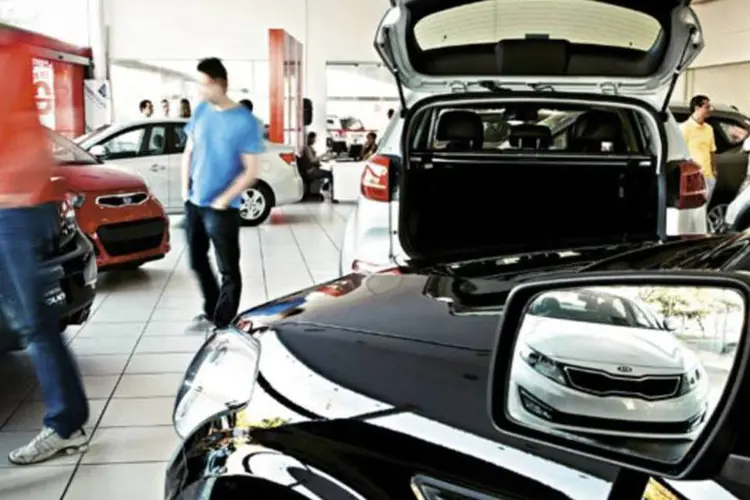 
	Movimento de clientes na concessionaria da Kia Motors: com resultado, licenciamentos nos quarto primeiros meses de 2013 somam 1,164 milh&atilde;o de unidades
 (Fabiano Accorsi / EXAME)