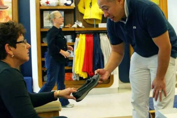 Vendedor atendendo cliente (Getty Images)