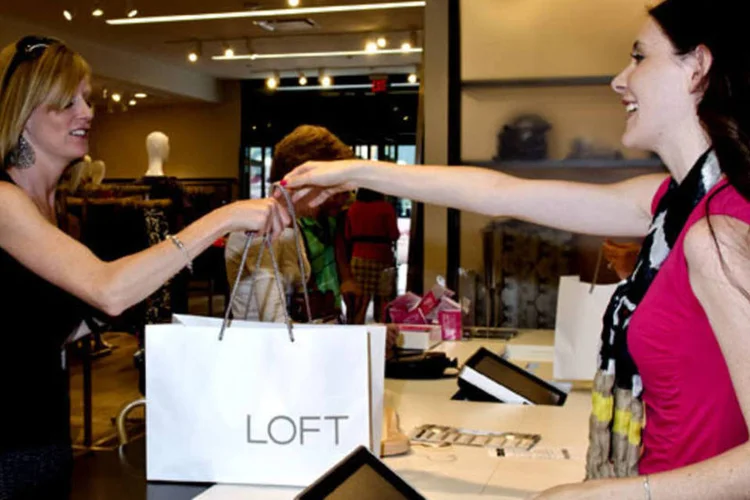 Vendedora e cliente (Getty Images)
