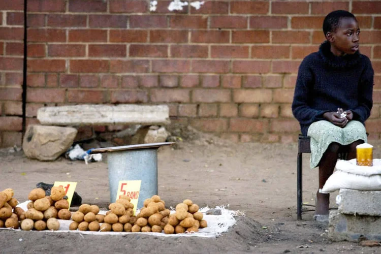 Zimbábue: O surto começou nos subúrbios, onde um encanamento de esgoto vazou e estaria contaminando a água dos poços comunitários que abastecem os moradores (Kate Holt/Bloomberg News/Bloomberg)