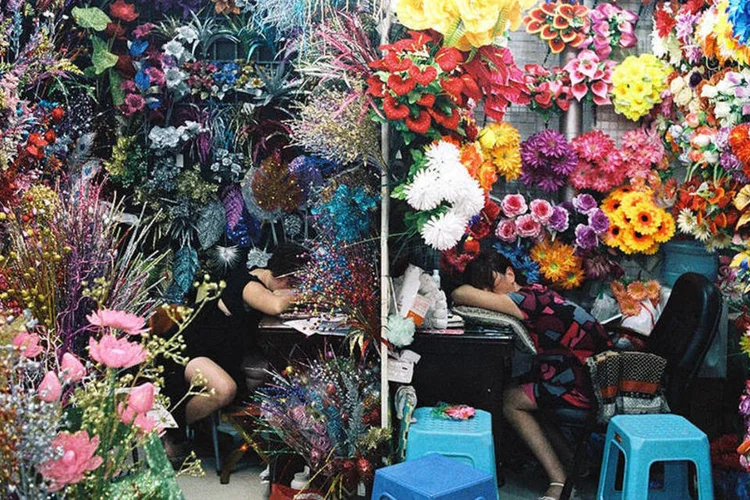 Vendedoras dormindo em loja no mercado de Yiwu na China (Divulgação/Anaide Gregory Studio)