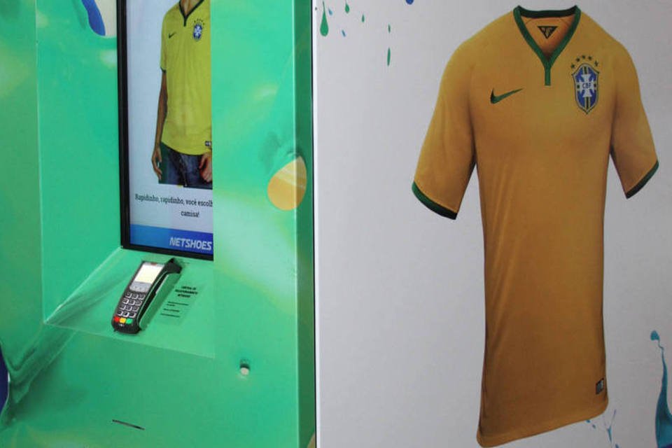 Netshoes dá primeiro passo fora da web com camisas da Copa