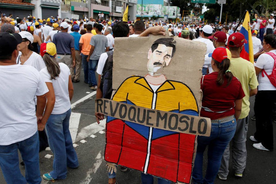 Opositores se concentram em Caracas para pedir revogatório
