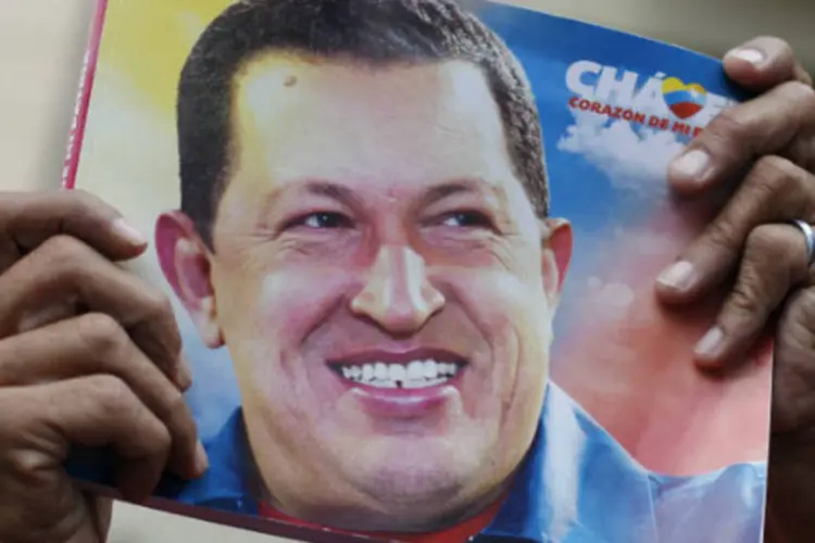 
	Hugo Ch&aacute;vez: Milhares de simpatizantes chavistas foram hoje para os arredores da sede do governo venezuelano.
 (REUTERS/Carlos Garcia Rawlins)