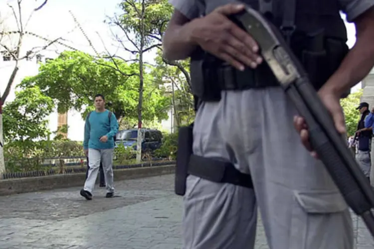 Policial em Caracas: Venezuela é onde as pessoas menos se sentem seguras (Oscar Sabetta/GettyImages)