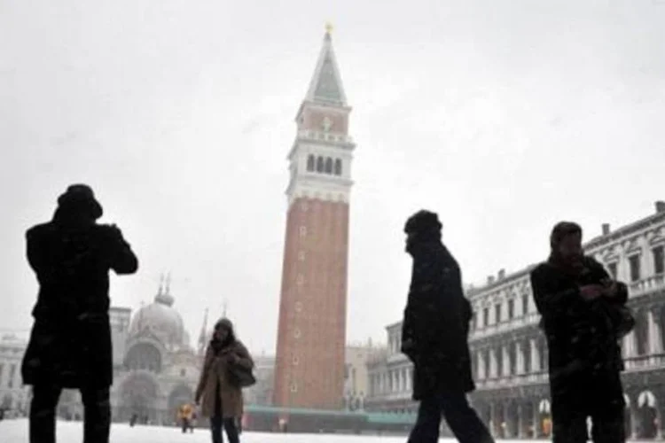 Piazza San Marco, em Veneza: cidade recebe 20 milhões de tursitas por ano (Andrea Pattaro/AFP)