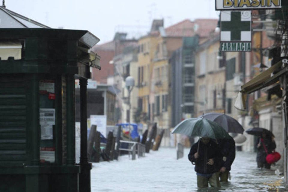 Turistas nadam em praça de Veneza após chuva forte