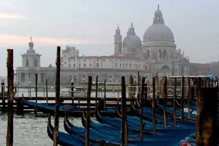 
	Cidade italiana conhecida por seus canais recebe nas pr&oacute;ximas semanas estrelas do cinema para a 69&ordf; edi&ccedil;&atilde;o do Festival de Veneza&nbsp;
 (Wikimedia Commons)