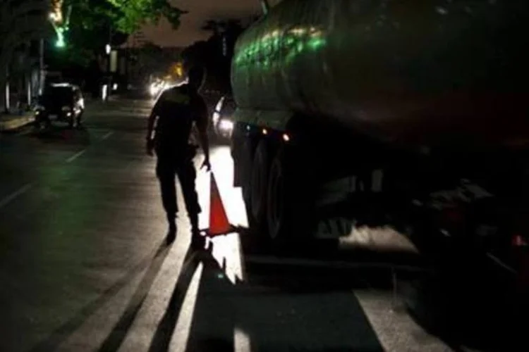 Policiais controlam tráfego durante blecaute parcial em Caracas: decreto de emergência permite ao governo acelerar a transferência de recursos para enfrentar o problema elétrico (.)