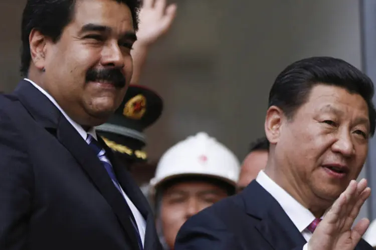 Xi Jinping e Nicolás Maduro durante a visita a um conjunto habitacional em Caracas (Carlos Garcia Rawlins/Reuters)