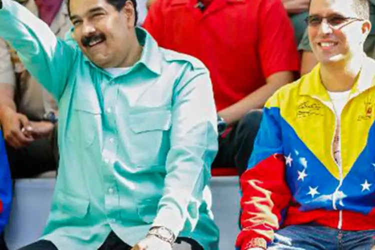 
	Foto divulgada pela Presid&ecirc;ncia da Rep&uacute;blica da Venezuela mostra Nicol&aacute;s Maduro ao lado de seu vice: a medida determina uma multa de em caso de descumprimento
 (VICEPRESIDENCIA/AFP)
