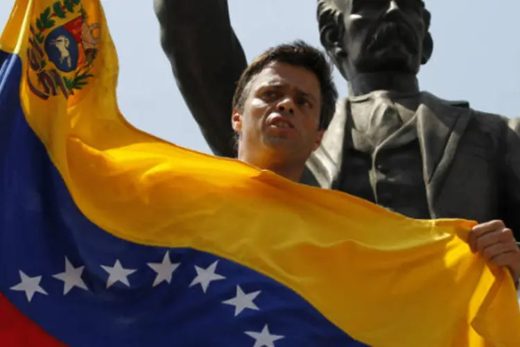 Leopoldo López participou de protestos junto do autoproclamado presidente Juan Guaidó (Jorge Silva/Reuters)