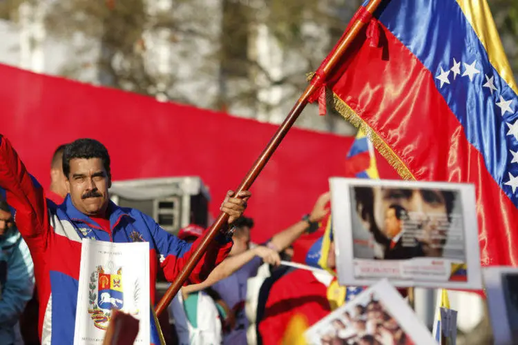 
	Maduro: &quot;Vou com a m&atilde;o de ferro que (Hugo) Ch&aacute;vez me deu. Que ningu&eacute;m se equivoque comigo&quot;
 (Palácio Miraflores/Divulgação/Reuters)