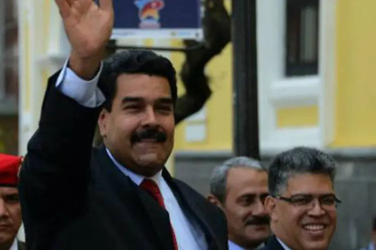 O presidente da Venezuela, Nicolás Maduro, acena para simpatizantes: "nem negociação nem pacto, o que há aqui é um debate, um diálogo" (Federico Parra/AFP)