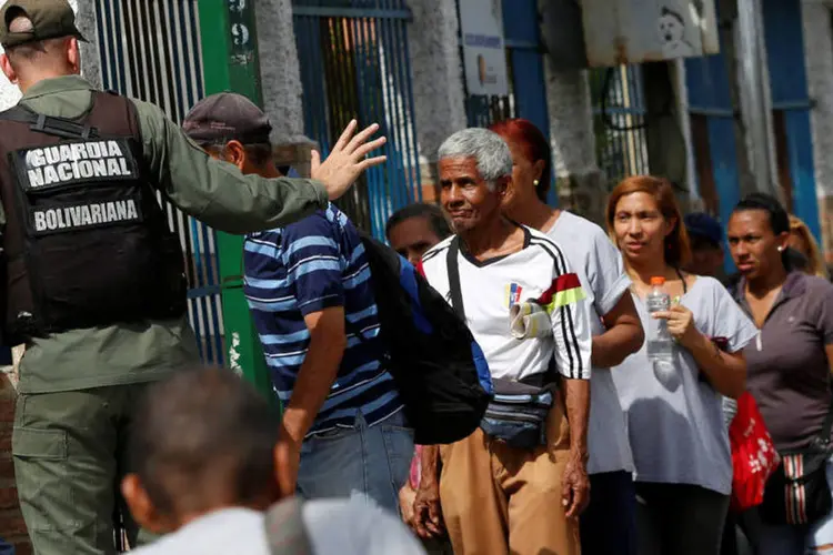 
	Venezuela: Maduro, que enfrenta uma baixa popularidade, espera que os militares ponham ordem &agrave; distribui&ccedil;&atilde;o de mercadorias
 (Carlos Garcia Rawlins / Reuters)