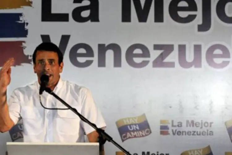 Capriles, que foi escolhido como candidato único da oposição em primárias inéditas realizadas em fevereiro, deixou durante a semana o cargo de governador do populoso estado Miranda  (Juan Barreto/AFP)